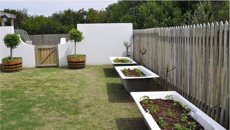 To Let 4 Bedroom Property for Rent in Keurbooms River Western Cape